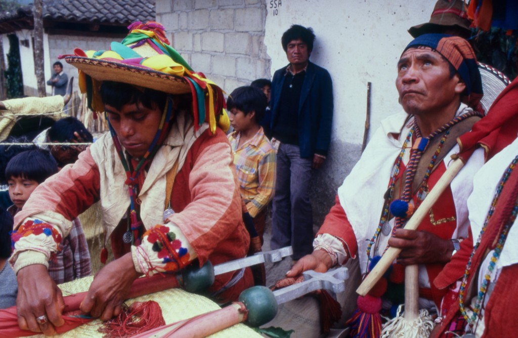 Pueblo indígena tsotsil Chiapas Lorenzo Armendáriz, ca.1990 Fototeca ...